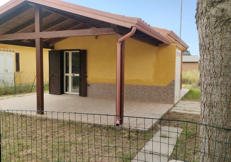 Casetta con giardino a Capo Bianco